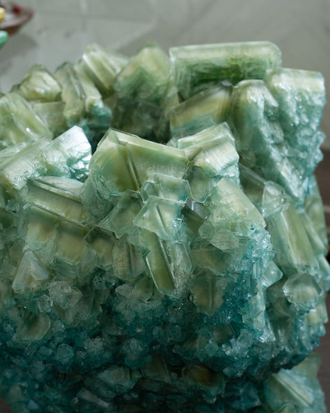 CONTEMPORARY GRAND SCALE CRYSTALLIZED VASE IN GREENS BY ISAAC MONTÉ, NETHERLANDS