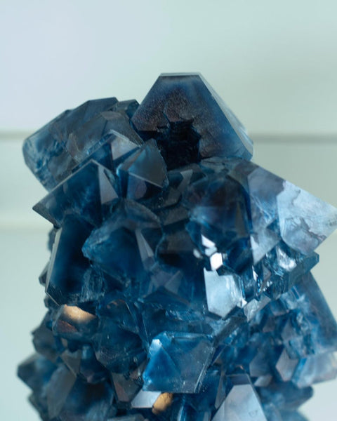 CONTEMPORARY CRYSTALLIZED VASE IN BLUE BY ISAAC MONTÉ, NETHERLANDS