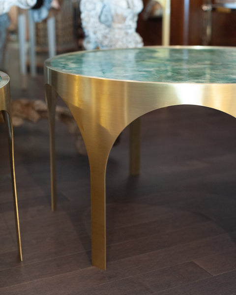 STUDIO MAISON NURITA GREEN FLUORITE TABLE WITH ARCHED BRUSHED BRASS BASE